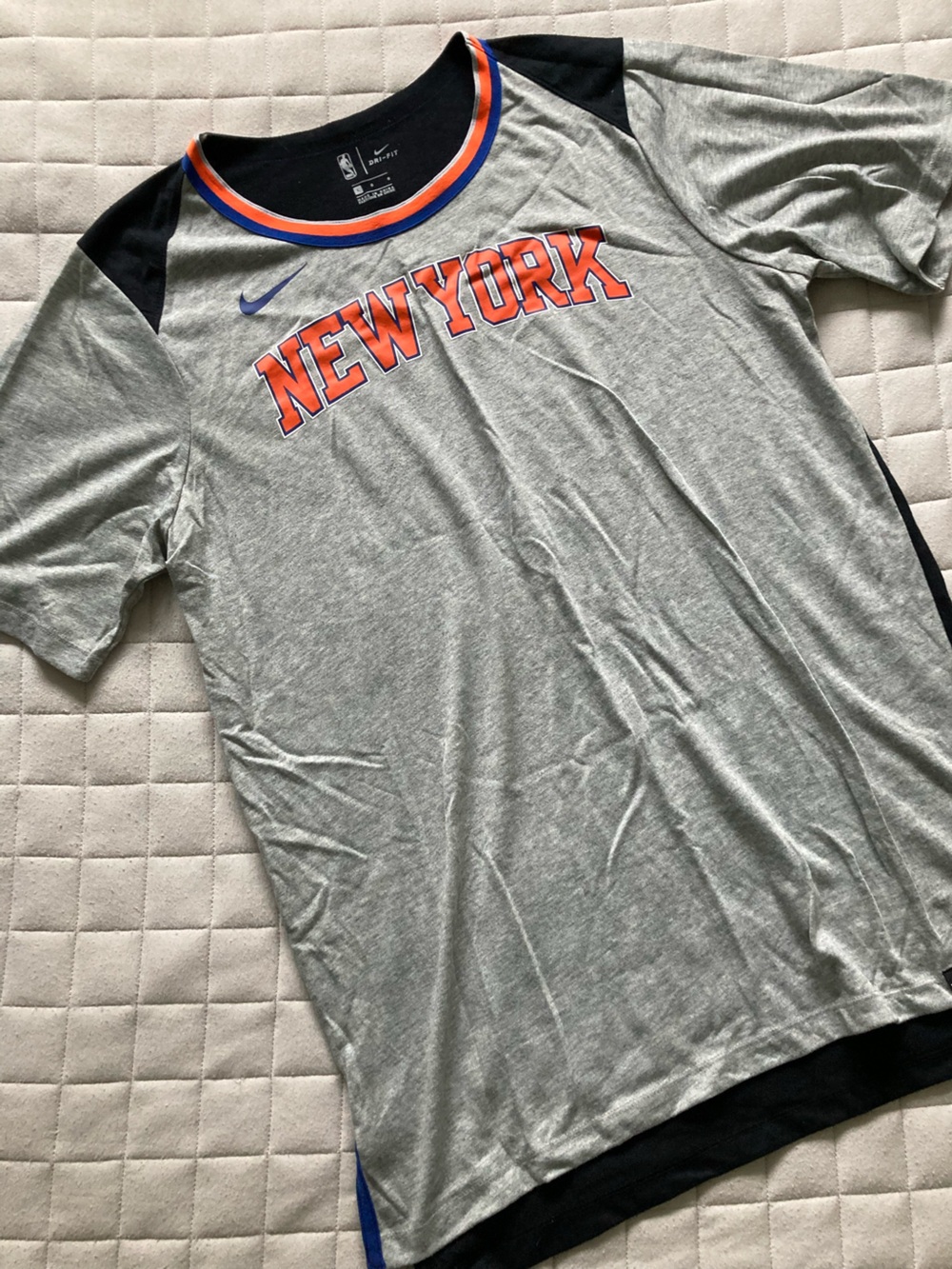 Nike Men’s Gray Short-Sleeve Tee with Orange "New York" Knicks Graphic